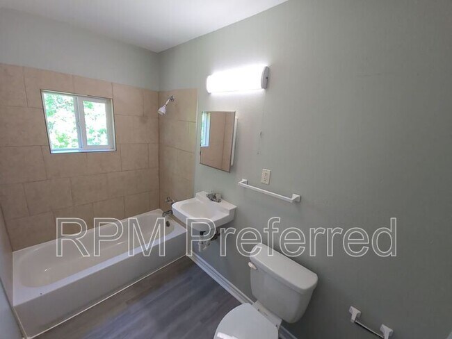 Building Photo - 1120 Hunter Dr