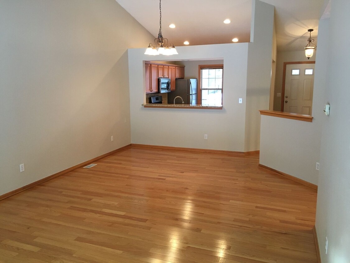 Foto principal - Adorable 2 bed 2 bath in Forest Hills Dist...