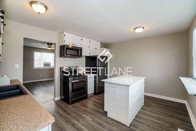Building Photo - REDUCED!