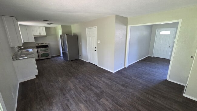 Building Photo - 2015 Brenda Ave