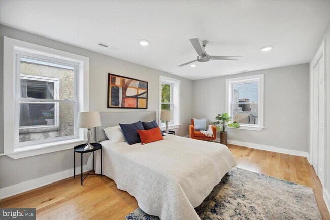 Foto del edificio - 2827 W Girard Ave