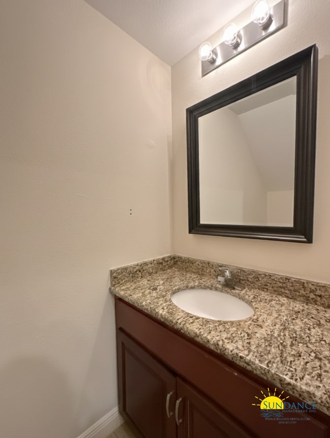 Building Photo - Beautiful 3 Bedroom Townhouse in The Palm Reserve