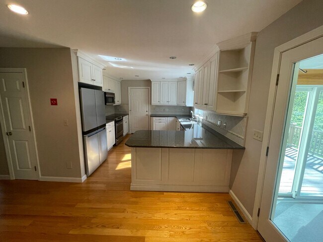 Building Photo - Beautiful 2 Bedroom Townhouse