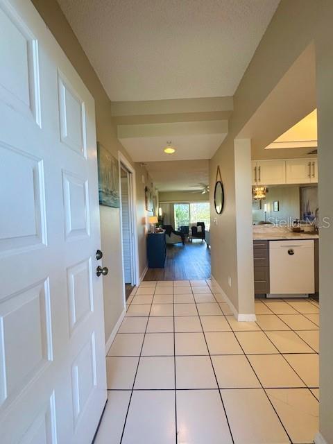 Foto del edificio - 6251 Shoreline Dr