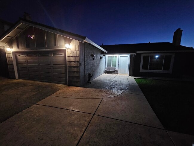 Building Photo - 205 Glenview Cir