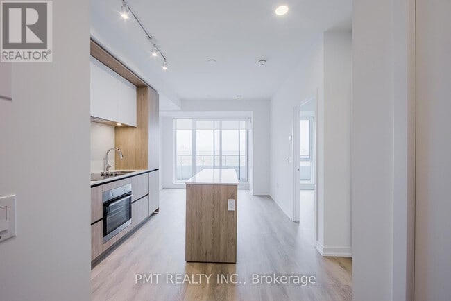 Building Photo - 225 Sumach St