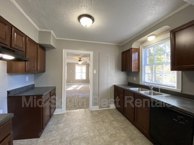 Building Photo - 2664 Kimball Ave
