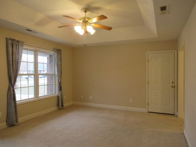 Building Photo - 3760 Beacon Dr