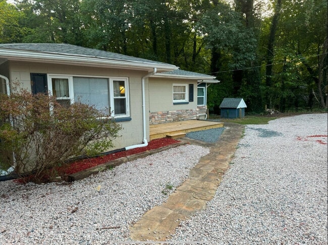 Building Photo - 1305 Lynn Rd