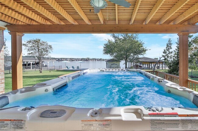 Foto del edificio - 9698 E Shore Dr