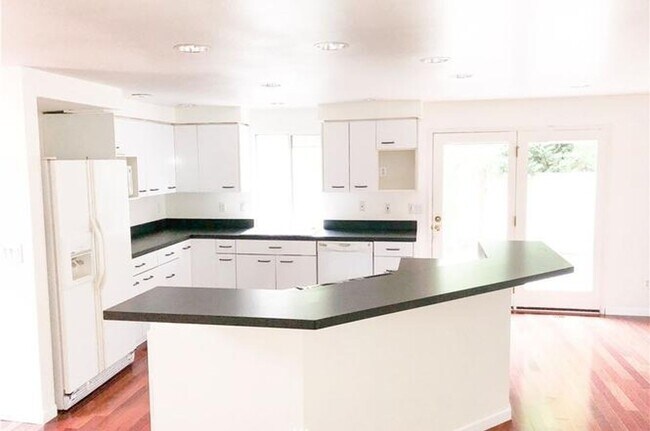 Foto del edificio - Private Cul-de-Sac Home with Fenced Yard & Attached 2-Car Garage