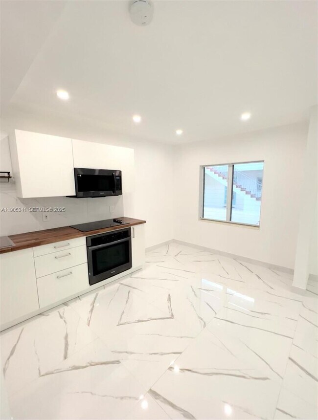 Foto del edificio - 7300 Byron Ave