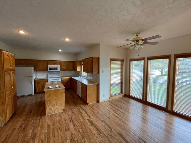 Foto del edificio - Great Location & Tons of Space!!