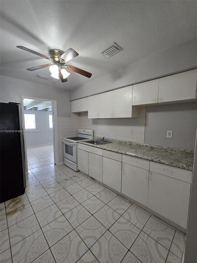 Foto del edificio - 480 NE 136th St