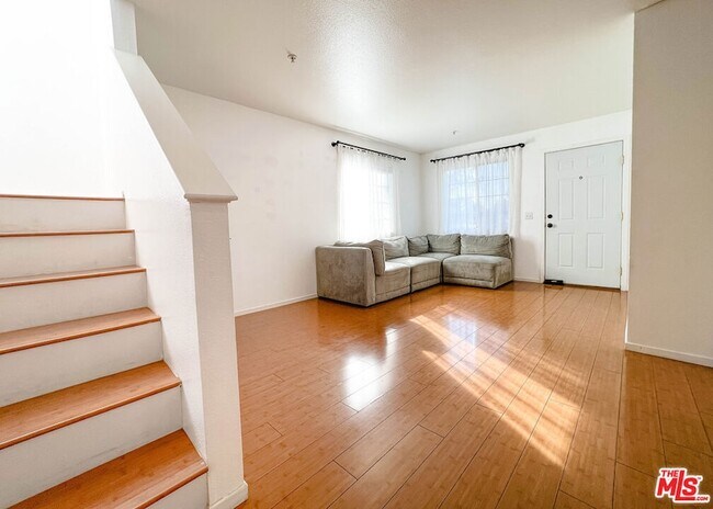 Building Photo - 208 W Walnut Avenue Unit A