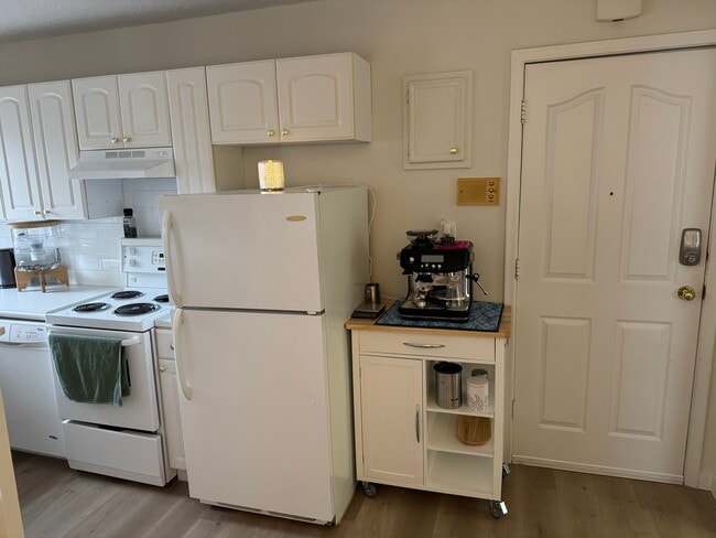 Building Photo - 306 21 Av SW