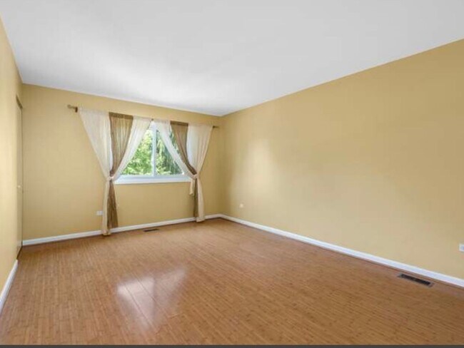 Building Photo - 3 Bedroom Townhome in Wheeling