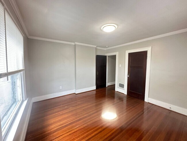Foto del edificio - 8 E Hillcrest Ave