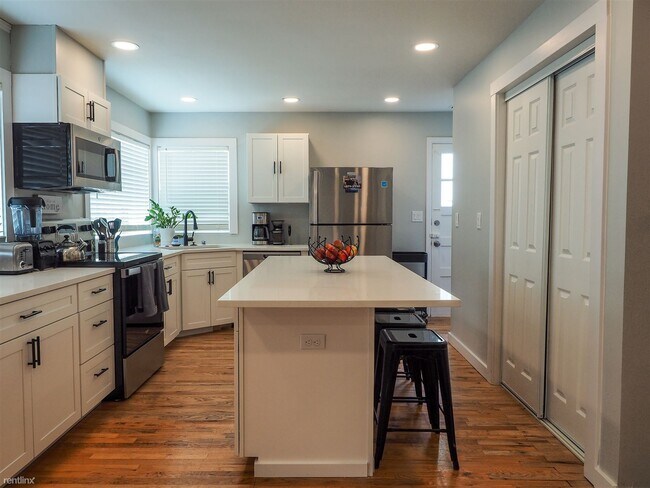 Building Photo - 4 br, 2 bath Duplex - 2715 Northeast Weidl...