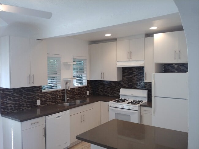 Kitchen - 649 N Harper Ave