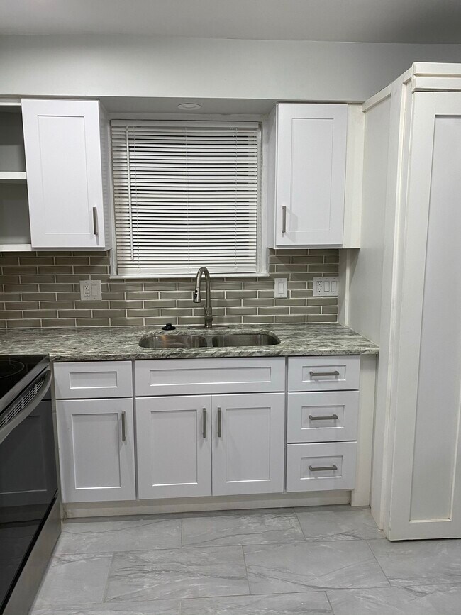 Building Photo - 1827 Ego Dr