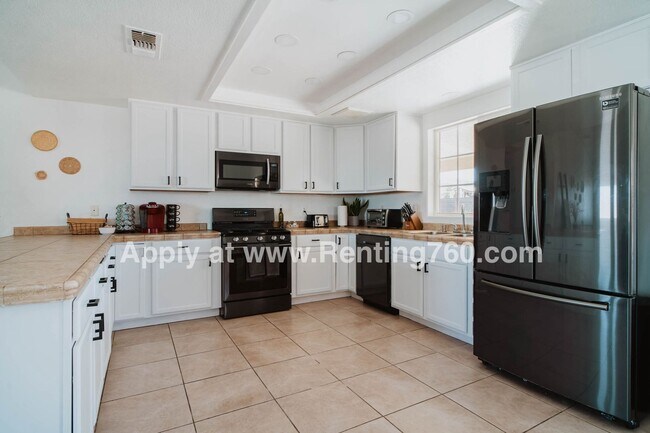 Foto del edificio - Huge 3 Bed 2 Bath Home With Spectacular Ci...