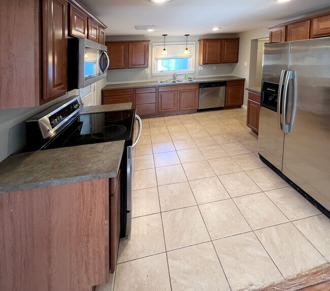 Foto del edificio - 3 Bedroom 2 Bathroom Large One Acre Lot