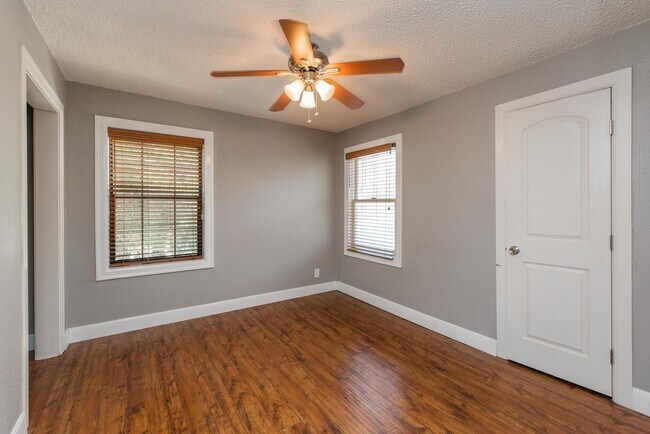 Building Photo - Renting for 2026-2027   4 Bedroom/2 Bath T...