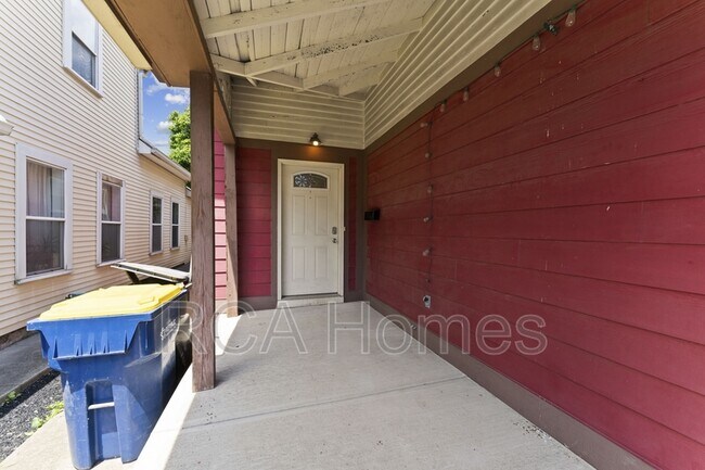 Building Photo - 726 Sanders St