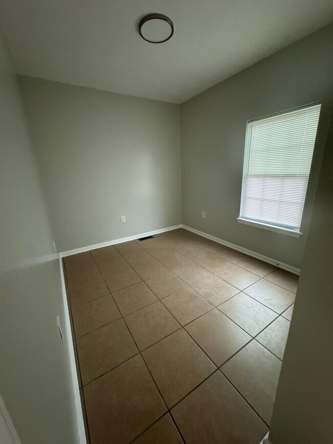 Building Photo - 905 Riverside Dr