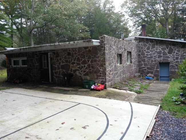 Foto del edificio - 37 Nesco Manor Rd