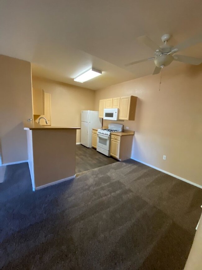 Building Photo - 1 BED/1 BATH SECOND FLOOR CONDO OVERLOOKIN...