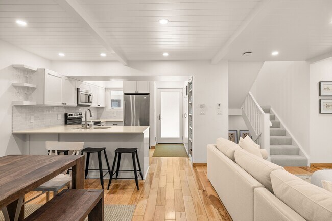 Building Photo - 814 W Bleeker St