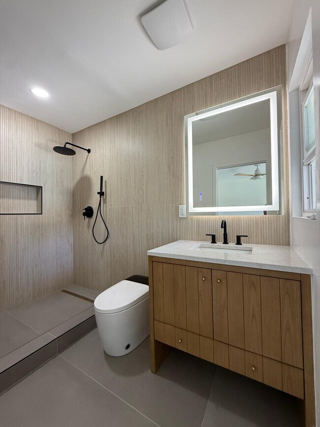 Foto del edificio - 8751 Chantilly Ave