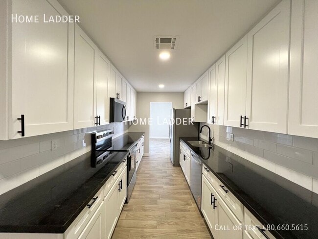 Building Photo - 415 S Lesueur