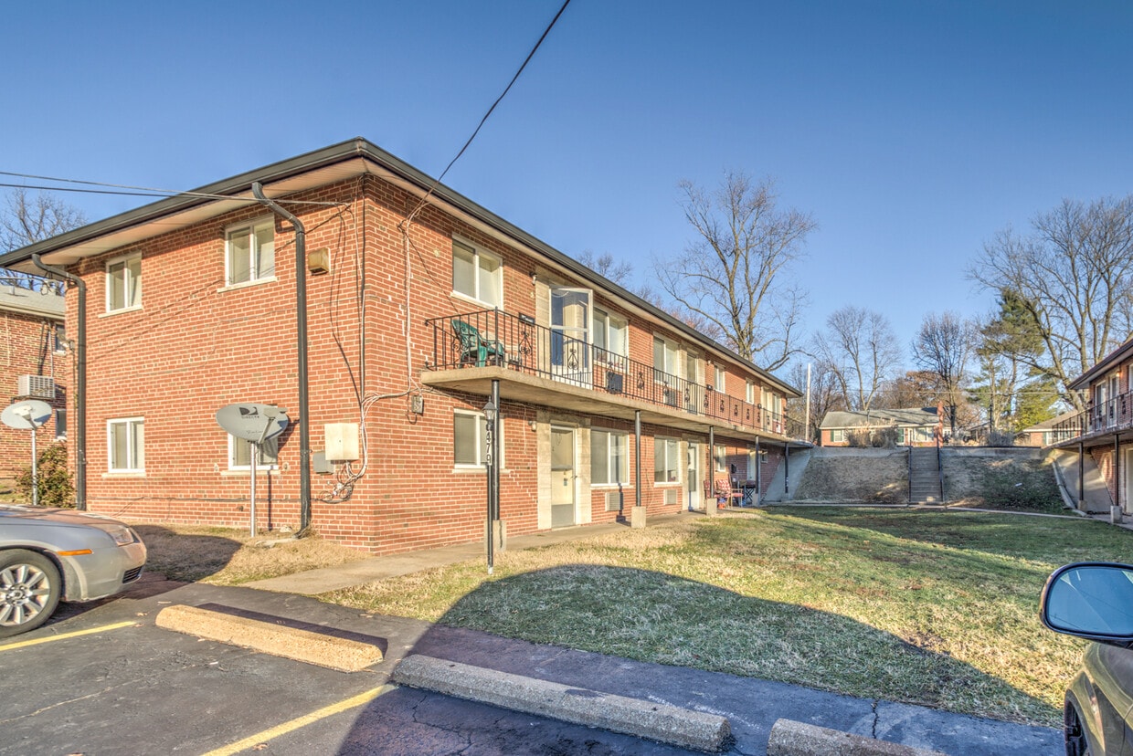 475 S Holmes Ave, Kirkwood, MO 63122 Condo for Rent in Kirkwood, MO