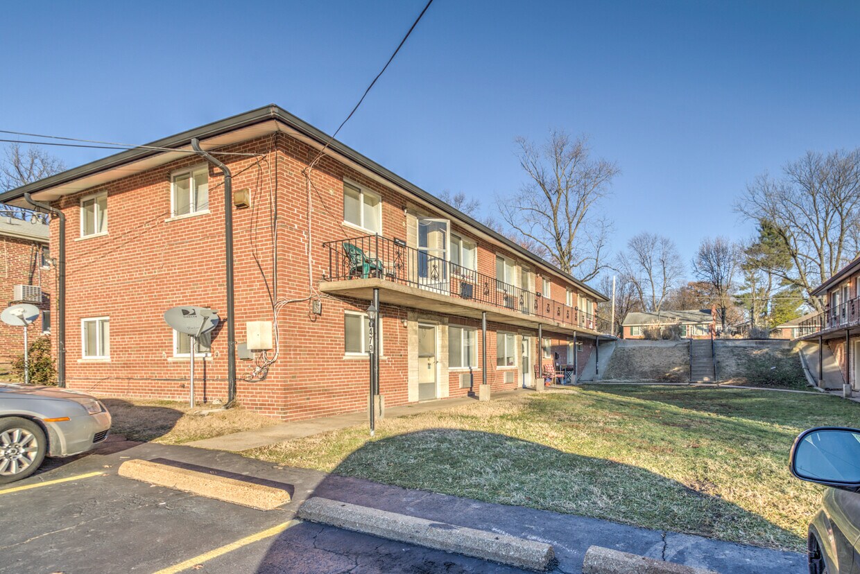 475 S Holmes Ave, Kirkwood, MO 63122 Condo for Rent in Kirkwood, MO