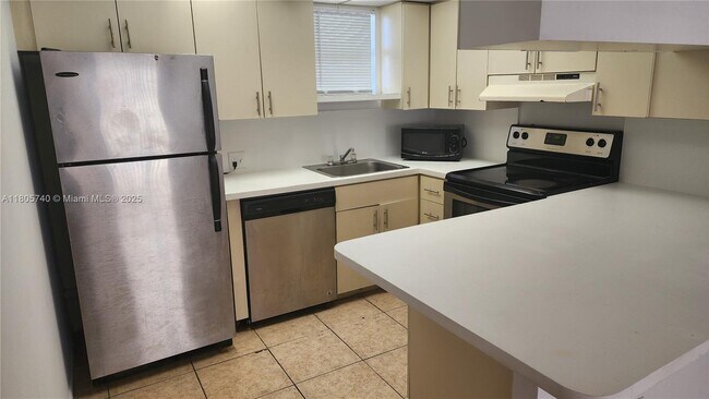 Foto del edificio - 8290 Lake Dr