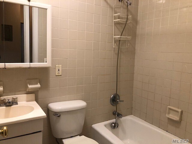 Foto del edificio - 44-25 Douglaston Pkwy