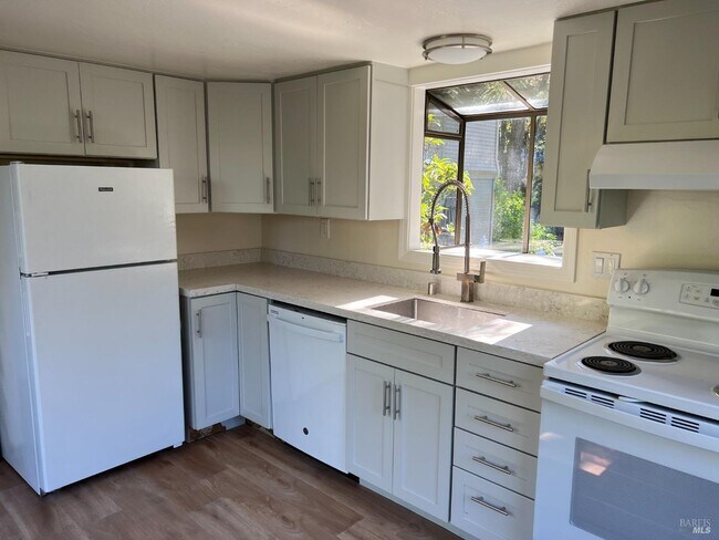 Foto del edificio - 65 Sir Francis Drake Blvd