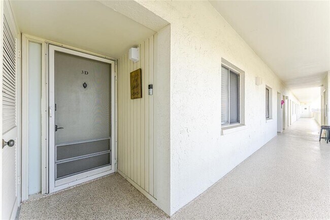 Foto del edificio - 1500 Park Beach Cir