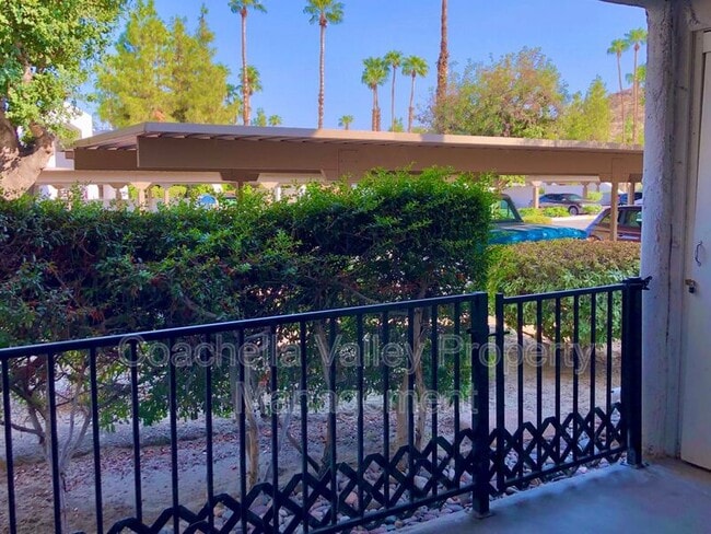 Foto del edificio - 5285 E Waverly Dr