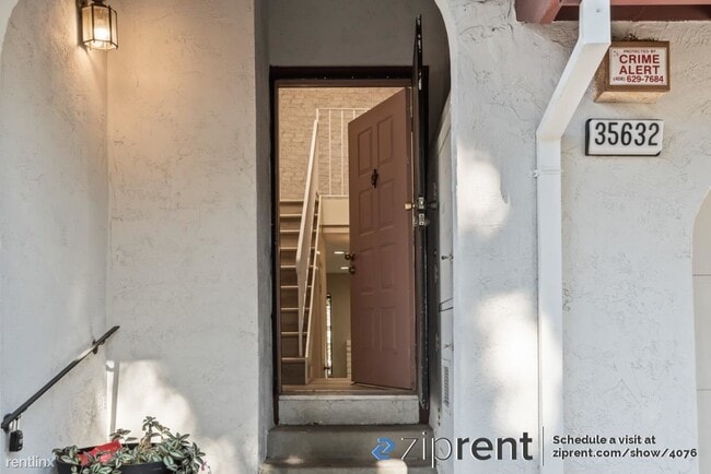 Building Photo - 3 br, 2.5 bath Townhome - 35632 McCarty Co...