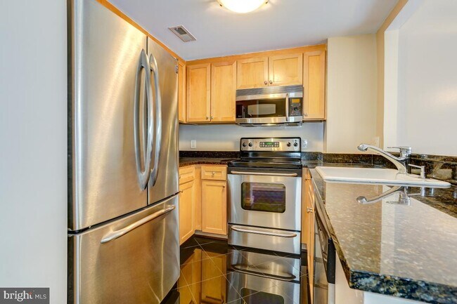 Building Photo - 1150 K St NW