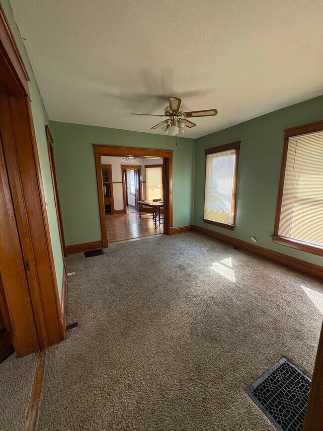 Foto del edificio - 204 N Division Ave