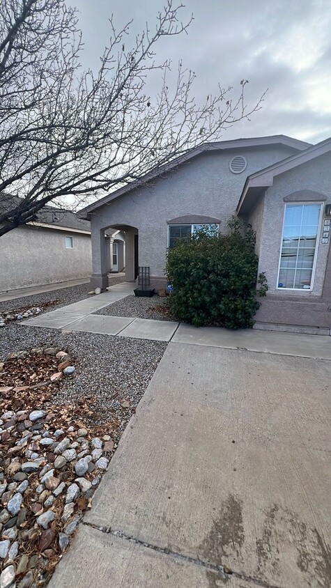 Foto principal - Gated Newer Pueblo 2/BD 1/BA 1/CG