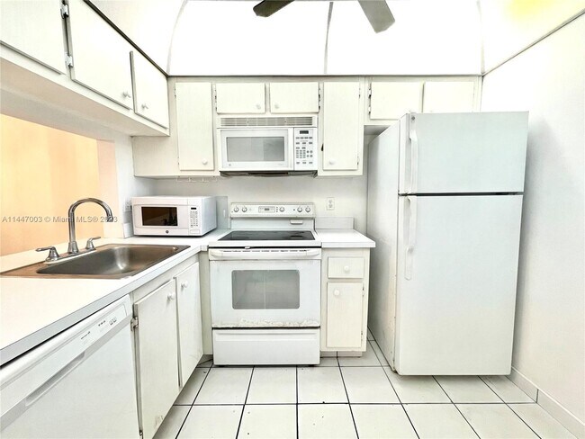 Building Photo - 9230 Lagoon Pl