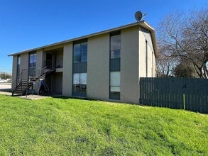 Building Photo - 200 Uhland Rd