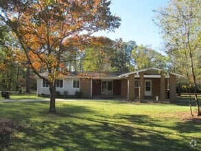 Building Photo - 207 White Oak Rd