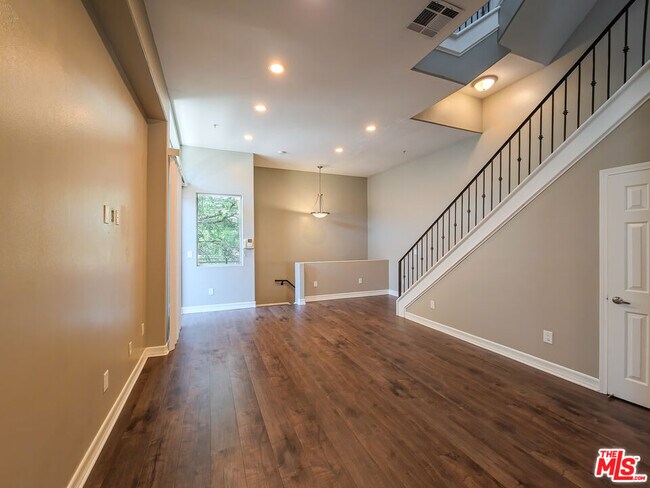 Foto del edificio - 5237 Willowcrest Ave